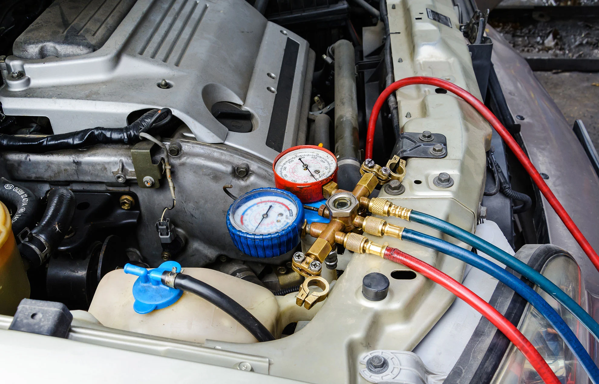 Servis klima uređaja u automobilu